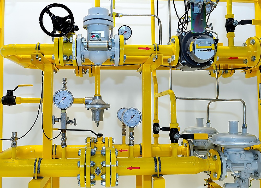 Gas metering system with gauges and valves